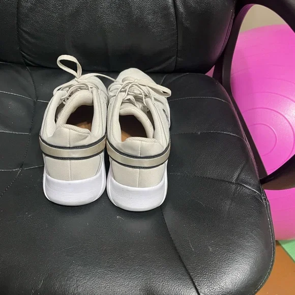 Nike Legend 2 Athletic Shoes (11.5) - Picture 4 of 7